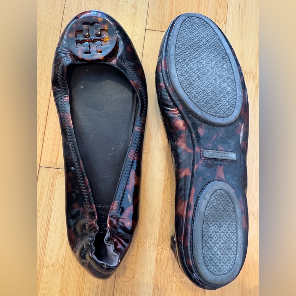 Like New! Tory Burch Tortoise Pattern Flats with Logo Sz 9